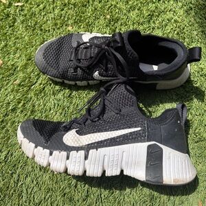 Nike Black and White Sneakers with Breathable Mesh